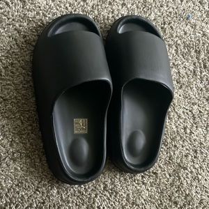 Yeezy slides, size 6-6.5